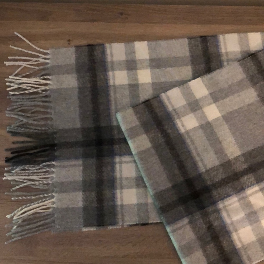 Saks Fifth Avenue 100% Cashmere scarf